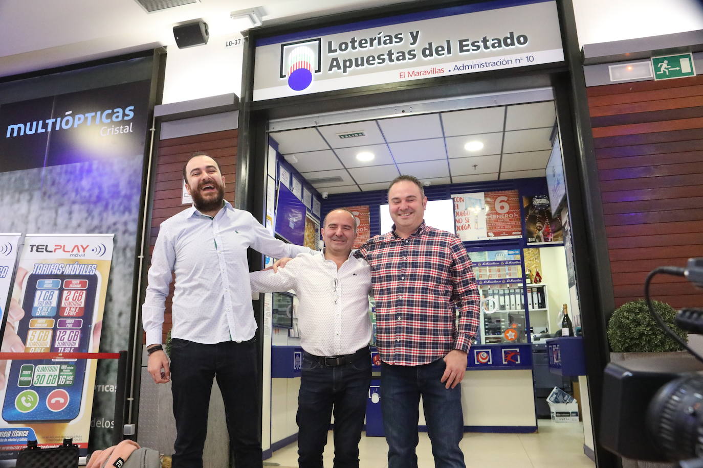 Los trabajadores de la administración de lotería de Lorca celebran el primer premio del Sorteo del Niño
