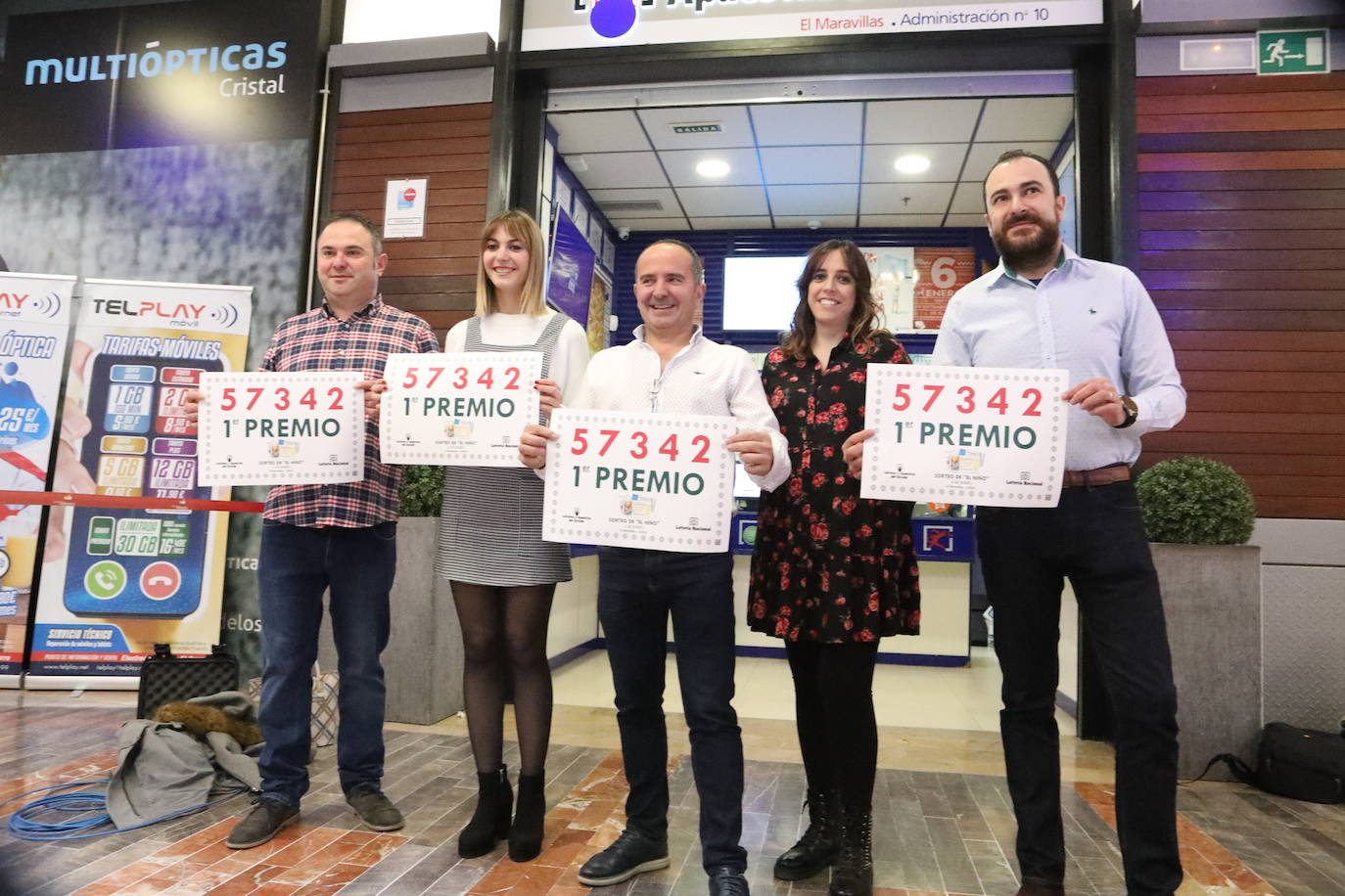 Los trabajadores de la administración de lotería de Lorca celebran el primer premio del Sorteo del Niño