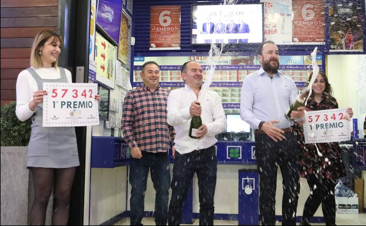 Los trabajadores de la administración de lotería de Lorca celebran el primer premio del Sorteo del Niño. 