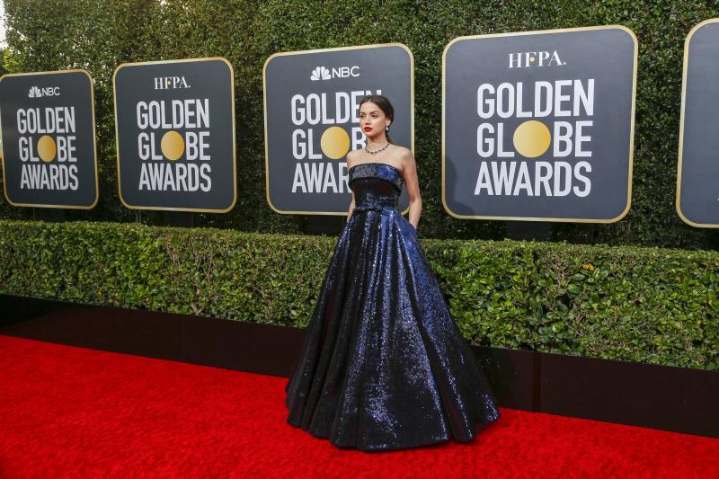 Ana de Armas deslumbra en los Globos de Oro con un vestido azul palabra de honor 