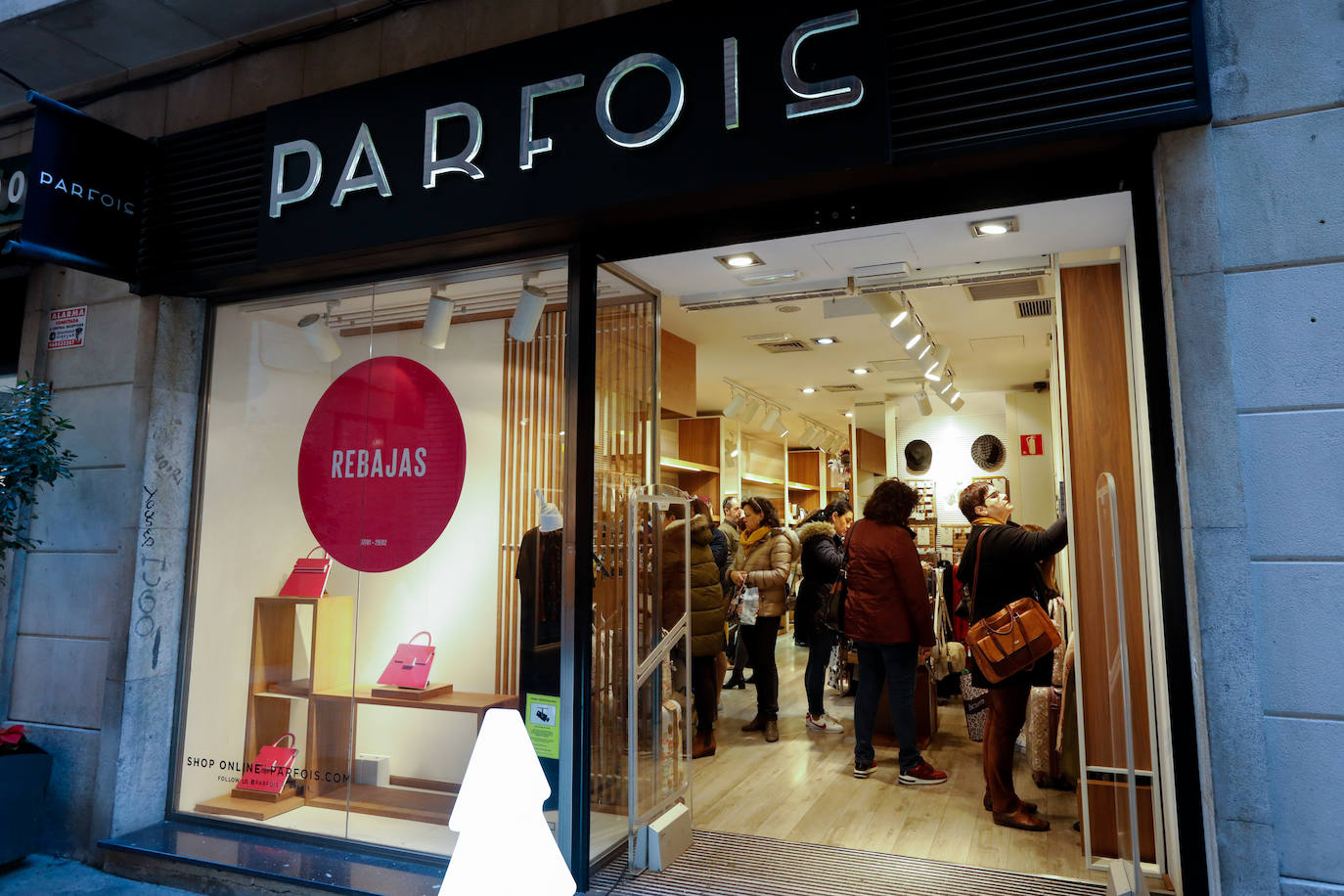 Los comercios de Murcia echan el resto para prolongar la dinámica de la campaña navideña con artículos promocionados hasta finales de febrero