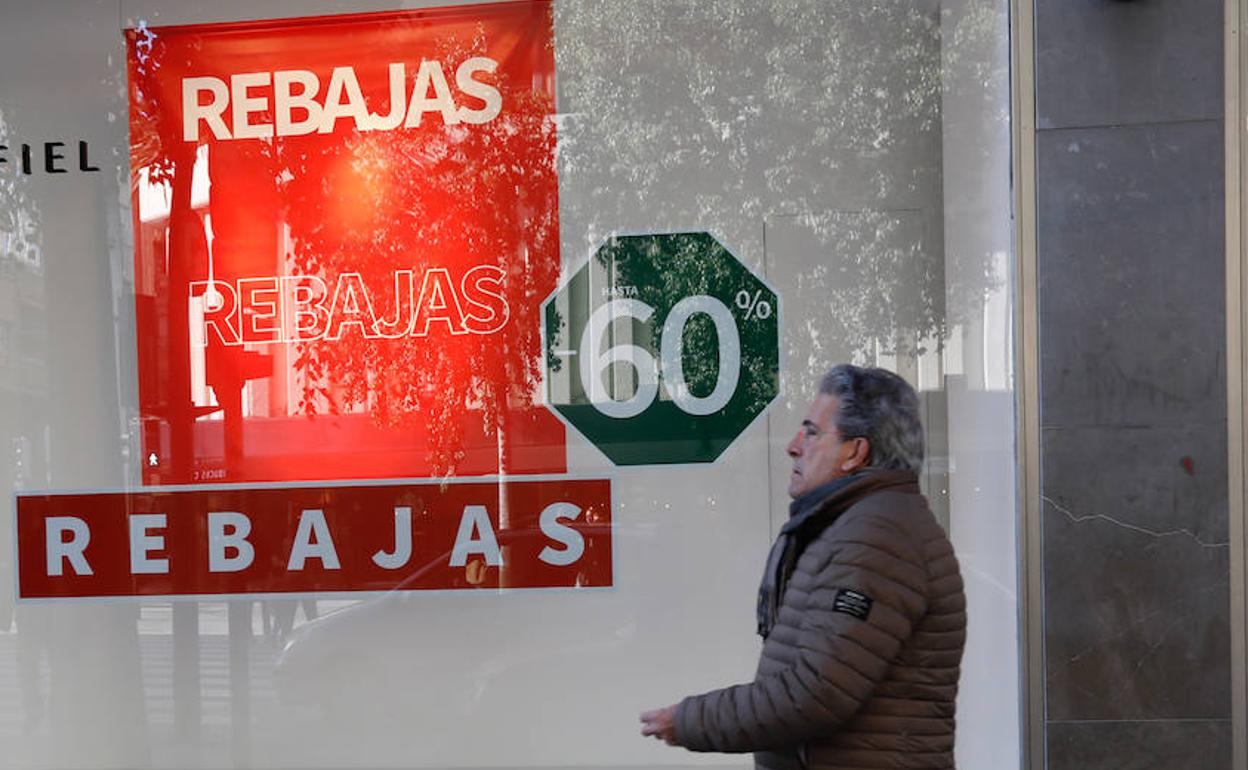 Un transeunte pasea por la Gran Vía de Murcia.