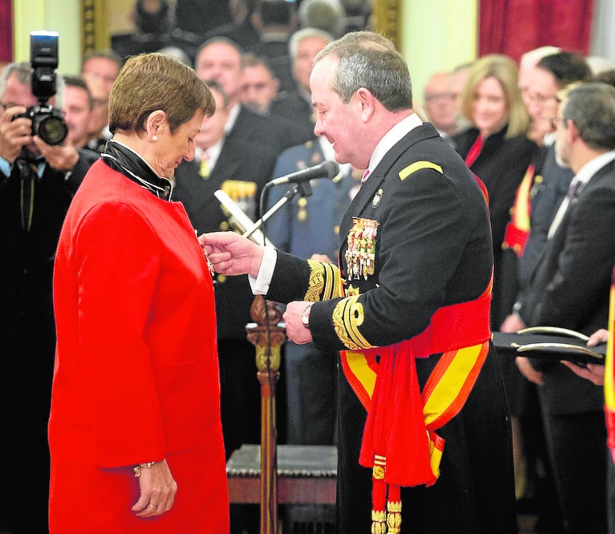 Condecoración a la funcionaria civil María Victoria Almira, en la recepción de ayer en Capitanía. 
