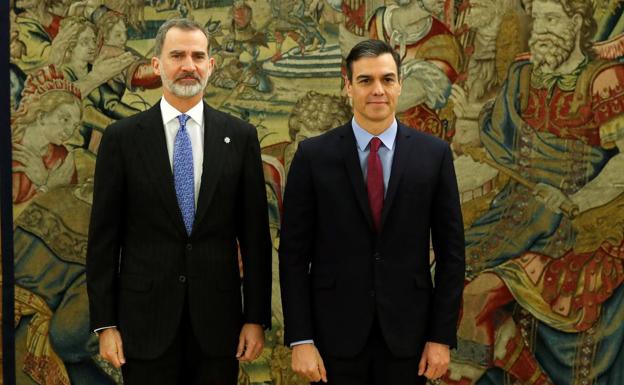 Pedro Sánchez y el rey Felipe VI, tras prometer su cargo. 