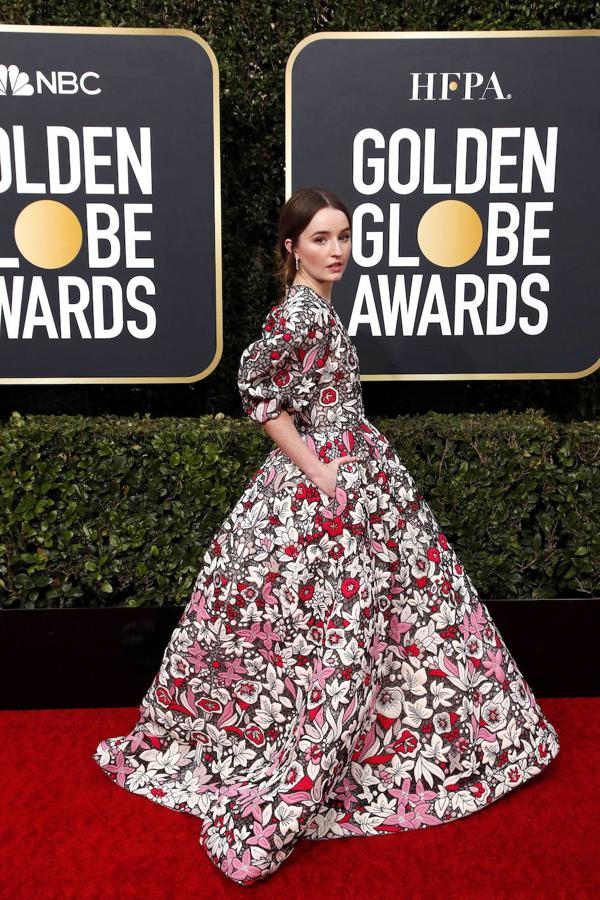 La joven Kaitlyn Dever posa con un vestido estampado de flores de Valentino. 