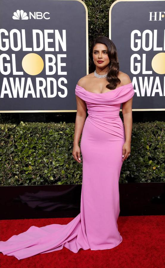 La actriz Priyanka Chopra acertó con este vestido color rosa chicle.
