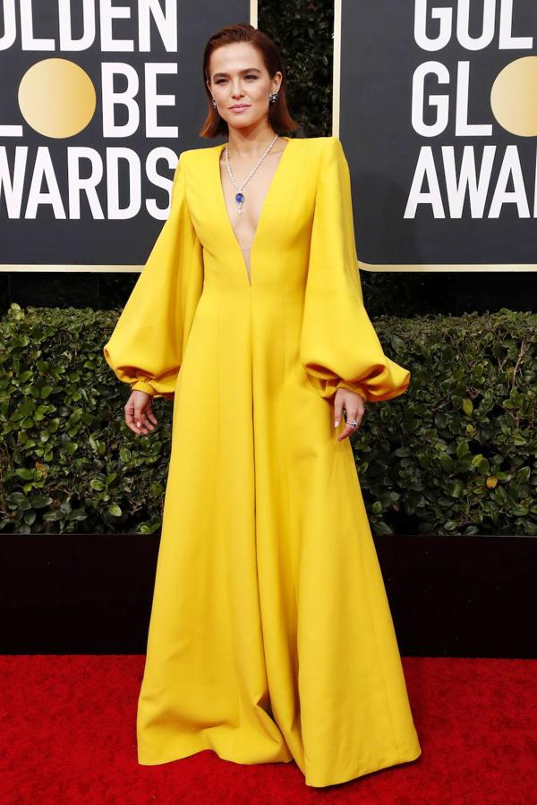 Zoey Deutch decidió arriesgarse con este vestido amarillo que lució espectacular.