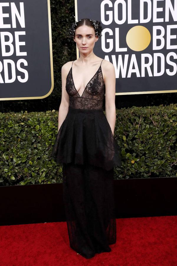 La actriz Rooney Mara lució un magnífico look con un espectacular tocado y un vestido negro de Givenchy.