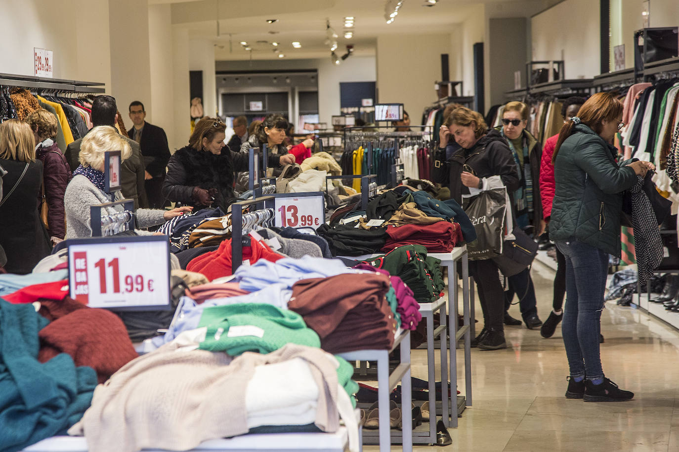 Las tiendas hacen descuentos de entre el 20% y el 70% para resarcirse de un otoño flojo.