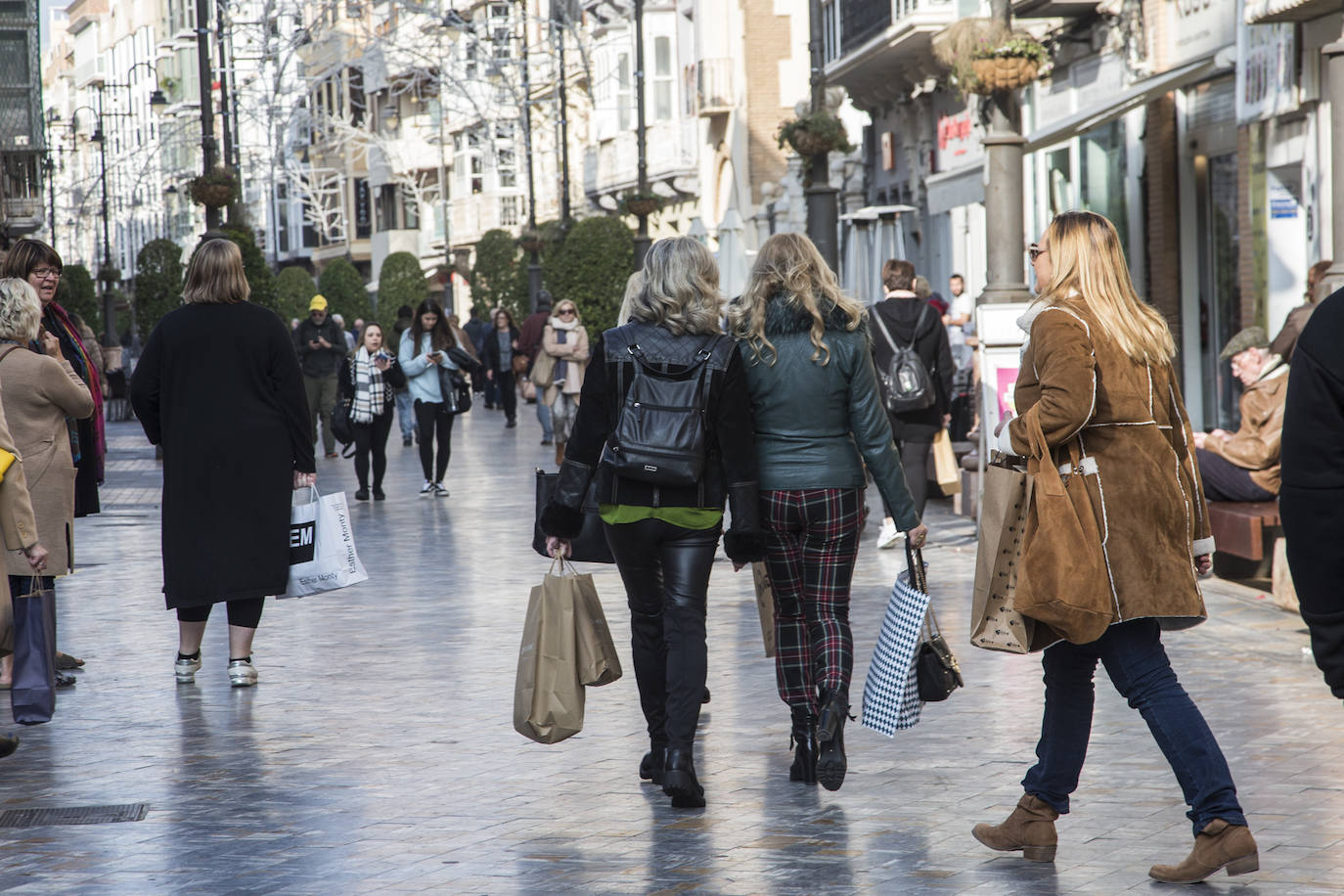 Las tiendas hacen descuentos de entre el 20% y el 70% para resarcirse de un otoño flojo.