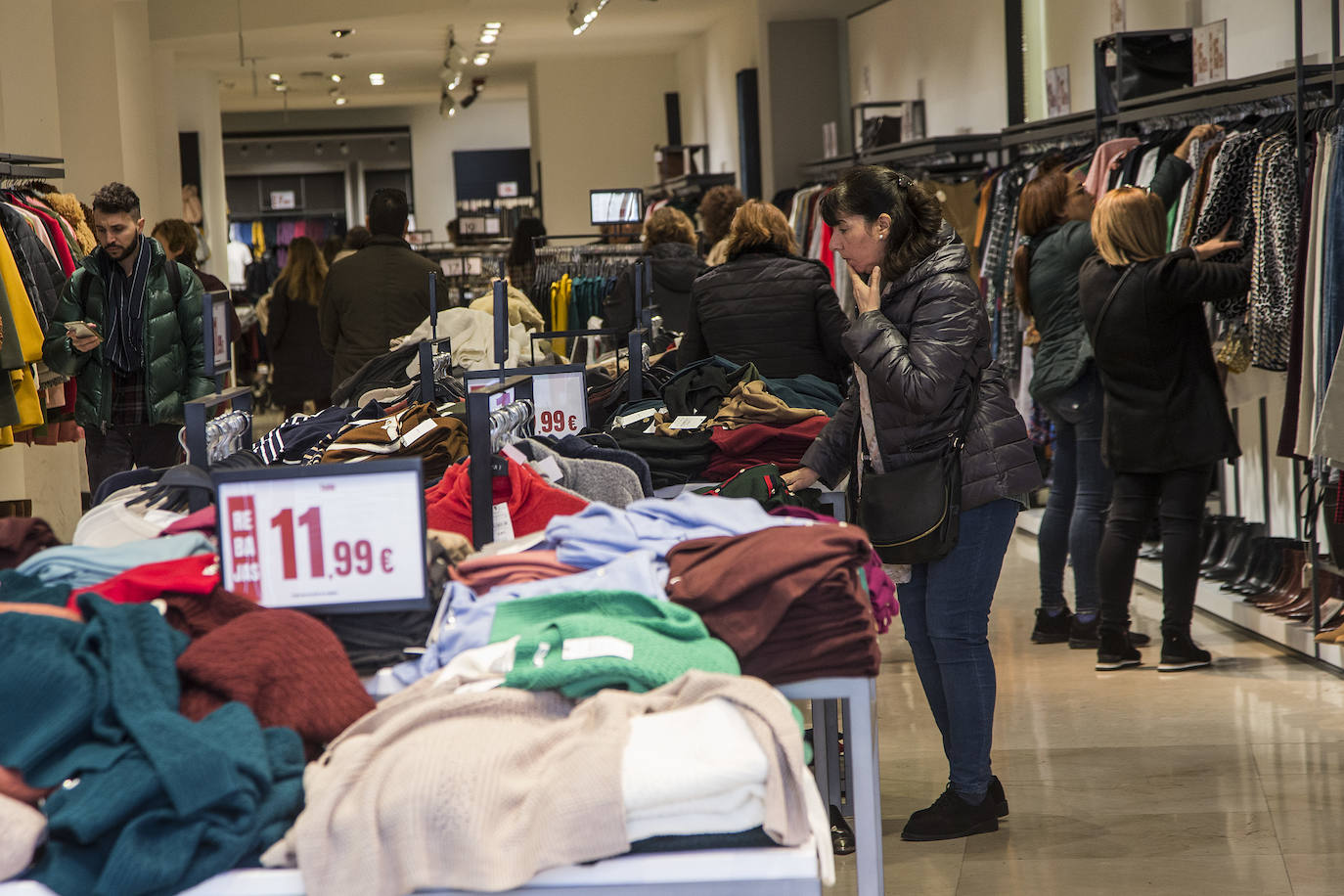 Las tiendas hacen descuentos de entre el 20% y el 70% para resarcirse de un otoño flojo.