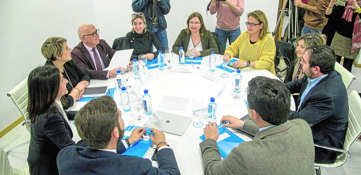 Imagen del inicio de la reunión de la consejera de Turismo, Cristina Sánchez (de perfil a la izquierda), con los alcaldes de los municipios del Mar Menor. 