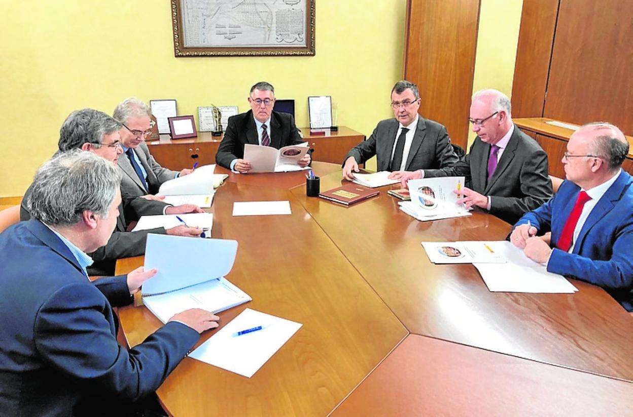 La reunión entre el Ayuntamiento y la CHS. 