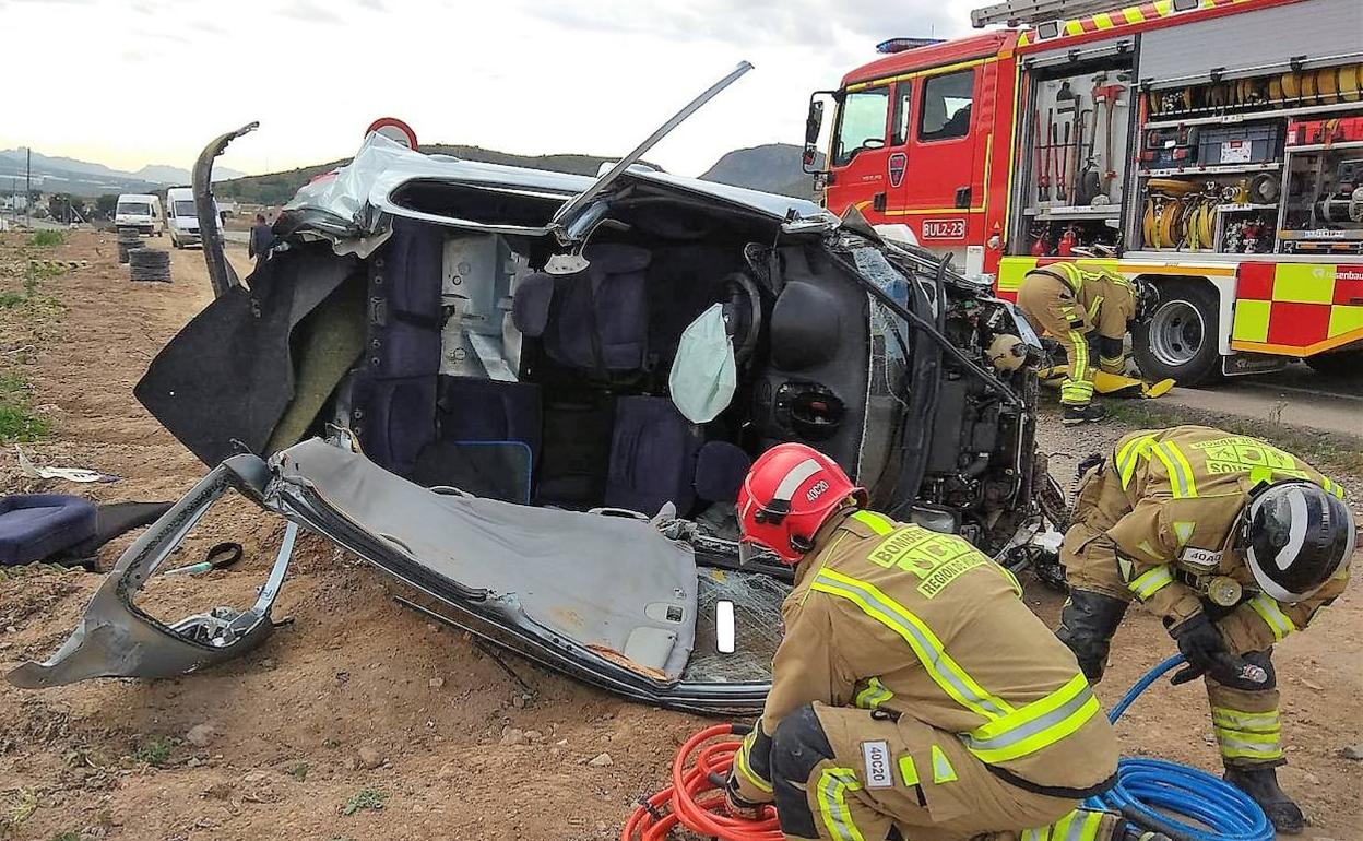 Bomberos trabajan en el accidente ocurrido en la pedanía lorquina de La Escarihuela.