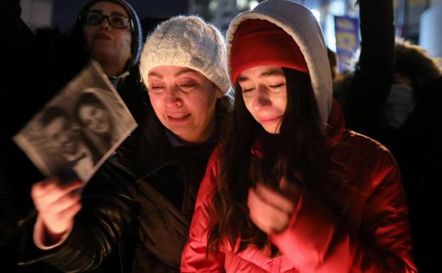 Familiares de las víctimas hacen una vigilia en Toronto.