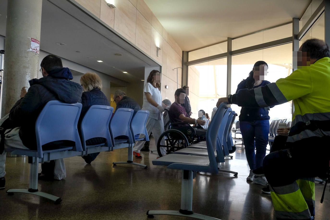 El Gobierno local y el PSOE culpan a la Comunidad de falta de previsión y piden abrir centros de salud por las tardes y prestar atención a domicilio.