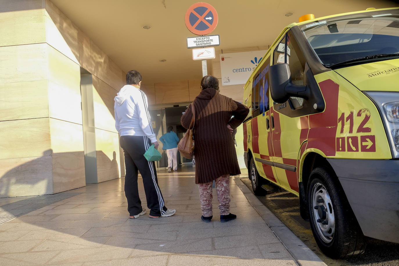 El Gobierno local y el PSOE culpan a la Comunidad de falta de previsión y piden abrir centros de salud por las tardes y prestar atención a domicilio.
