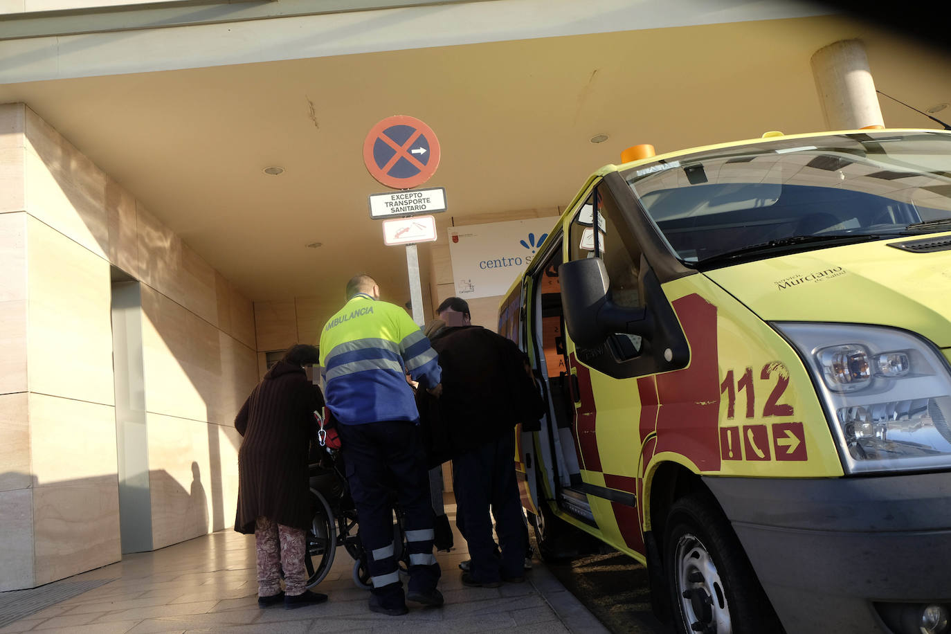 El Gobierno local y el PSOE culpan a la Comunidad de falta de previsión y piden abrir centros de salud por las tardes y prestar atención a domicilio.