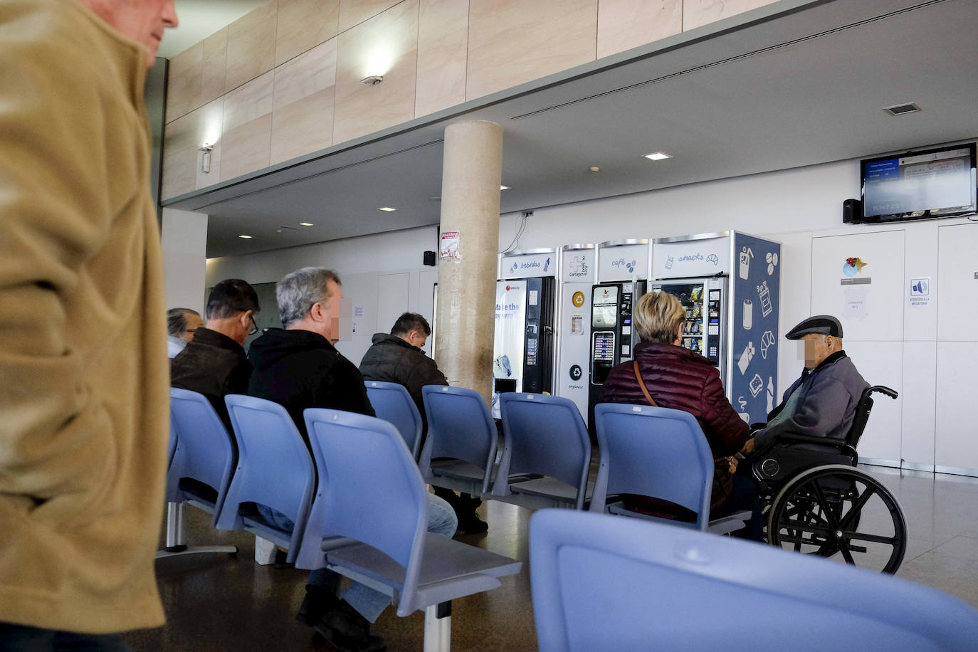 El Gobierno local y el PSOE culpan a la Comunidad de falta de previsión y piden abrir centros de salud por las tardes y prestar atención a domicilio.