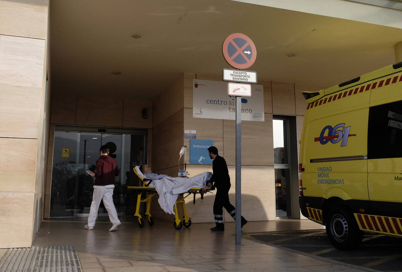 El Gobierno local y el PSOE culpan a la Comunidad de falta de previsión y piden abrir centros de salud por las tardes y prestar atención a domicilio.