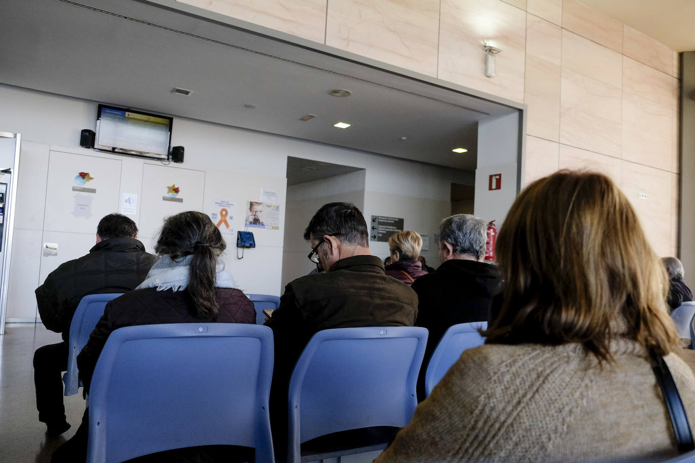 El Gobierno local y el PSOE culpan a la Comunidad de falta de previsión y piden abrir centros de salud por las tardes y prestar atención a domicilio.
