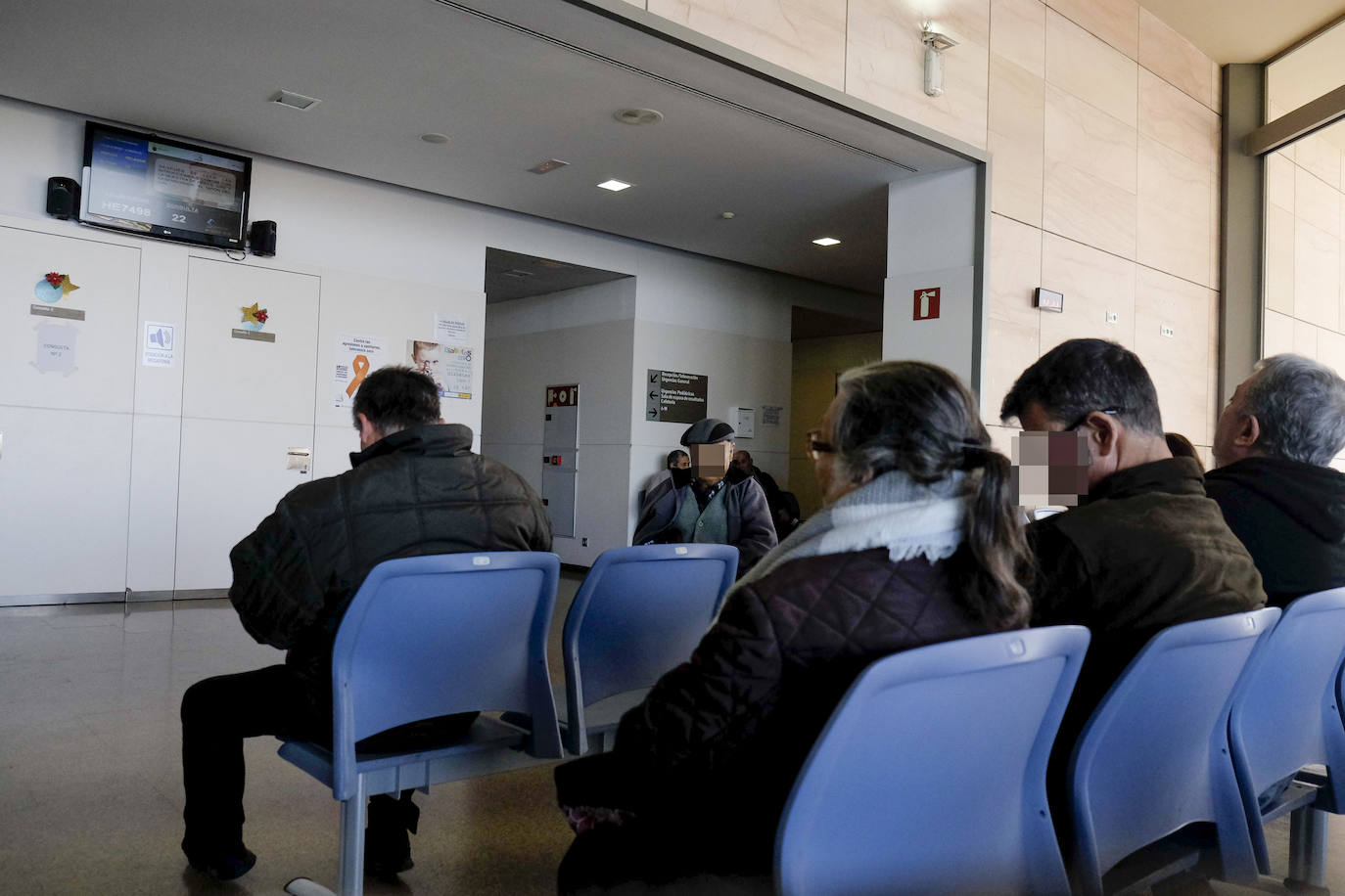 El Gobierno local y el PSOE culpan a la Comunidad de falta de previsión y piden abrir centros de salud por las tardes y prestar atención a domicilio.