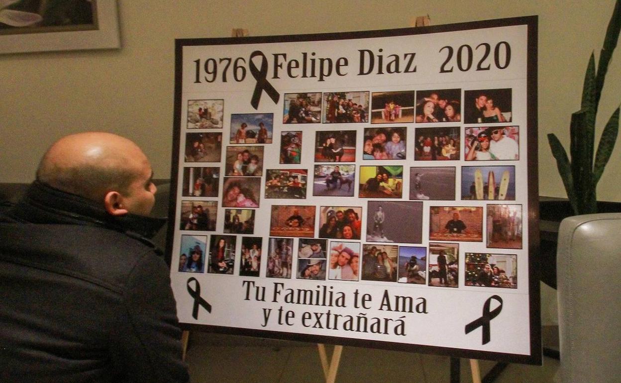 Cartel de homenaje colocado en el funeral.