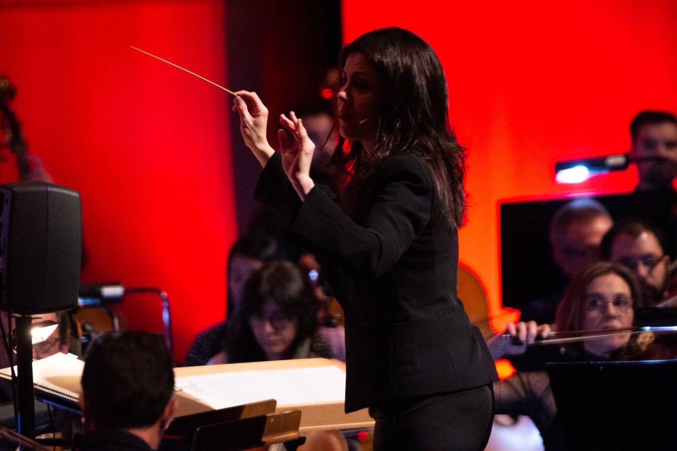 La Orquesta Sinfónica de la Región (OSRM) ofreció el primero de sus 'Conciertos canallas', programados con el fin de acercar la música clásica a nuevos públicos.