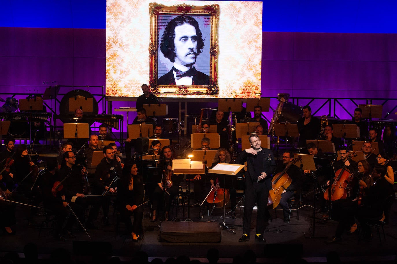 La Orquesta Sinfónica de la Región (OSRM) ofreció el primero de sus 'Conciertos canallas', programados con el fin de acercar la música clásica a nuevos públicos.