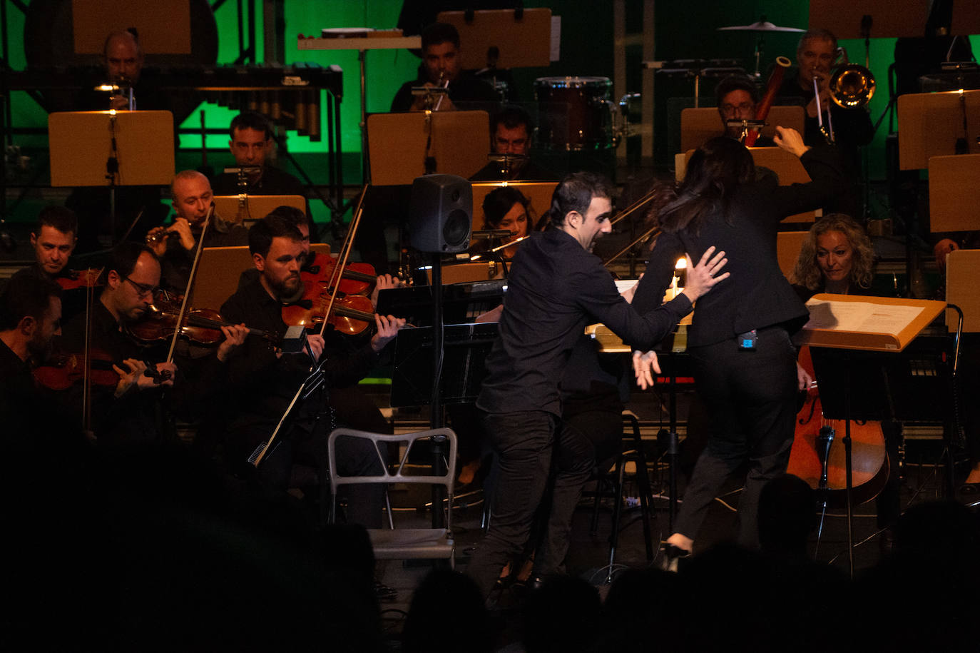 La Orquesta Sinfónica de la Región (OSRM) ofreció el primero de sus 'Conciertos canallas', programados con el fin de acercar la música clásica a nuevos públicos.