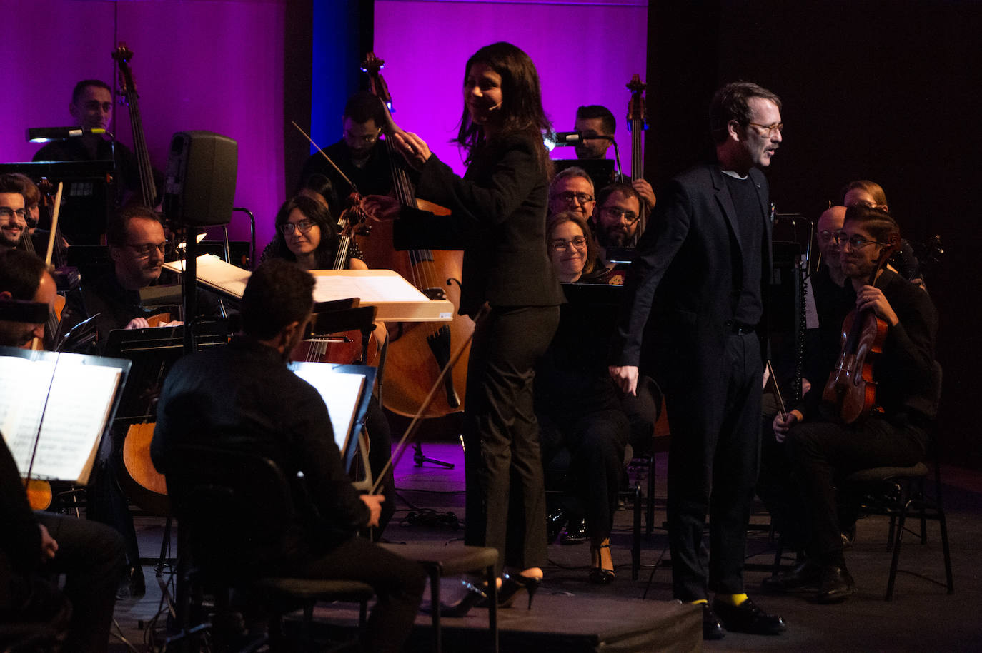 La Orquesta Sinfónica de la Región (OSRM) ofreció el primero de sus 'Conciertos canallas', programados con el fin de acercar la música clásica a nuevos públicos.