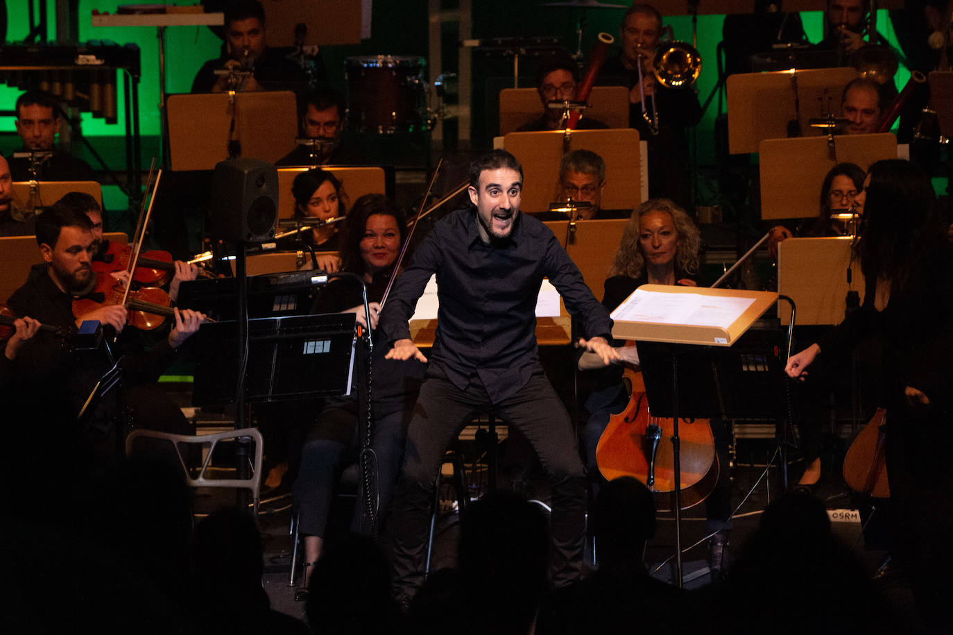 La Orquesta Sinfónica de la Región (OSRM) ofreció el primero de sus 'Conciertos canallas', programados con el fin de acercar la música clásica a nuevos públicos.