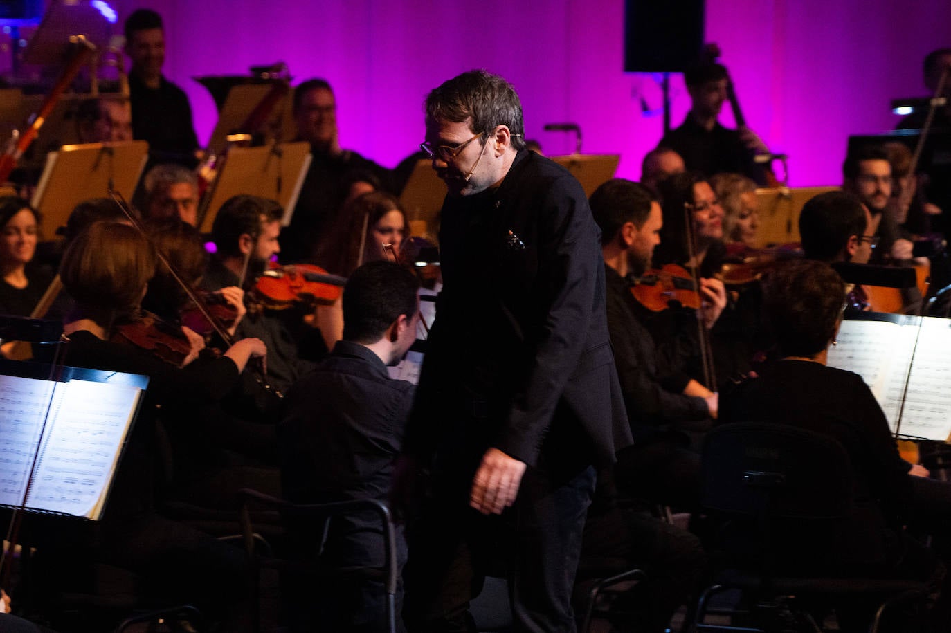 La Orquesta Sinfónica de la Región (OSRM) ofreció el primero de sus 'Conciertos canallas', programados con el fin de acercar la música clásica a nuevos públicos.