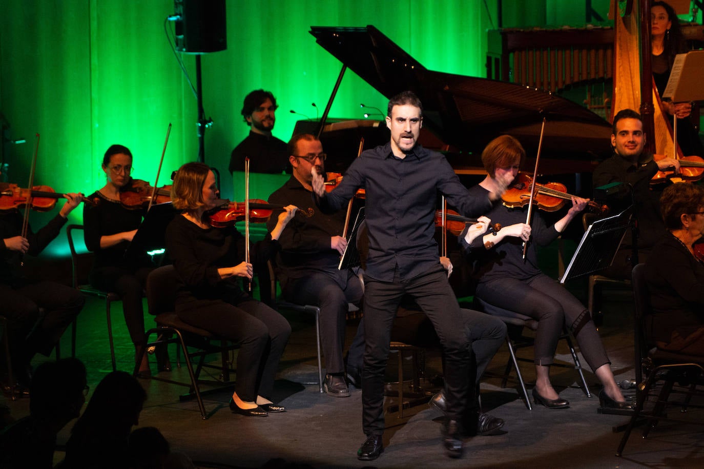 La Orquesta Sinfónica de la Región (OSRM) ofreció el primero de sus 'Conciertos canallas', programados con el fin de acercar la música clásica a nuevos públicos.