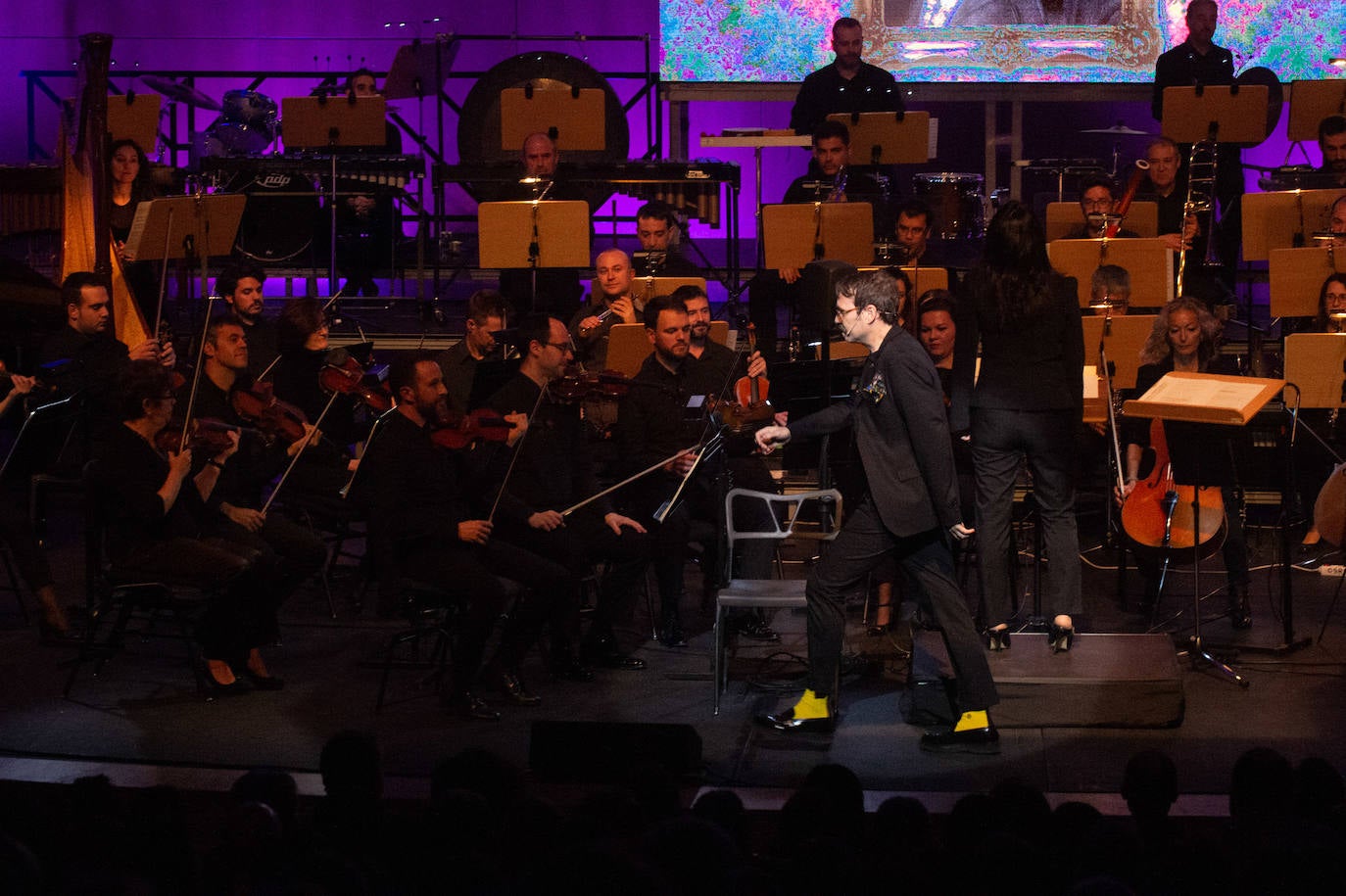 La Orquesta Sinfónica de la Región (OSRM) ofreció el primero de sus 'Conciertos canallas', programados con el fin de acercar la música clásica a nuevos públicos.