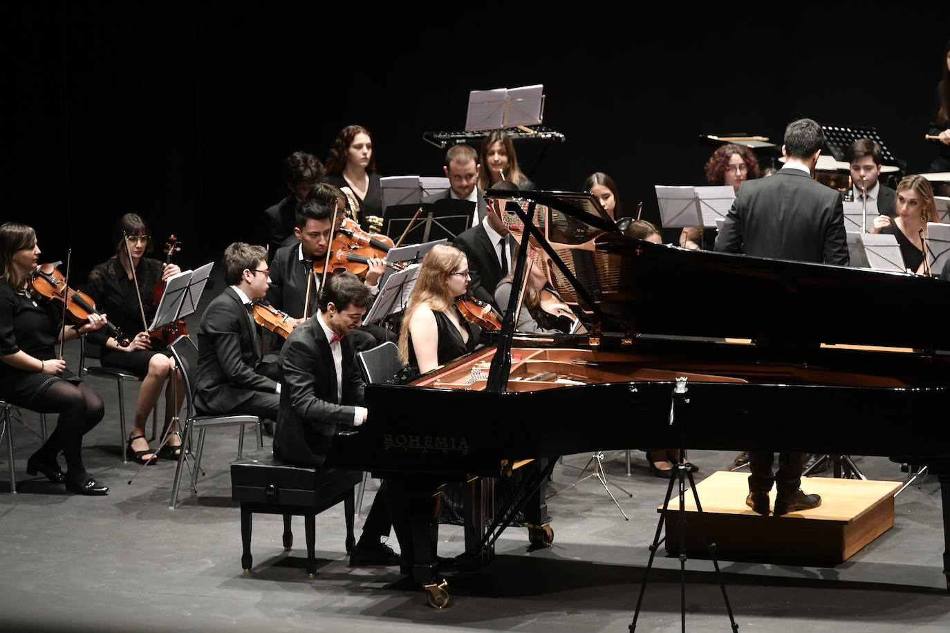 El Teatro Villa de Molina acogió anoche su Concierto de Año Nuevo a cargo de la Orquesta Sinfónica del Orfeón Fernández Caballero de Murcia.