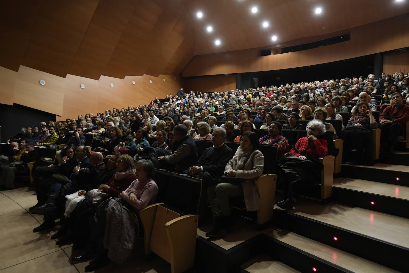 El Teatro Villa de Molina acogió anoche su Concierto de Año Nuevo a cargo de la Orquesta Sinfónica del Orfeón Fernández Caballero de Murcia.