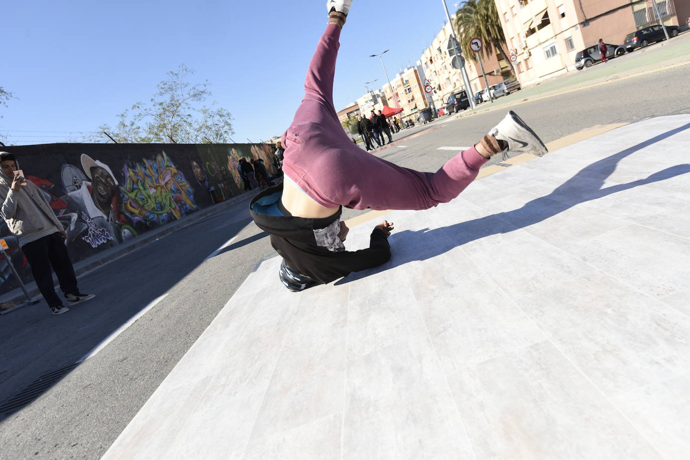 Multitud de vecinos y aficionados arropan a los raperos, grafiteros y bailarines de breakdance que ayer se reunieron en la Colonia de San Esteban, de Murcia