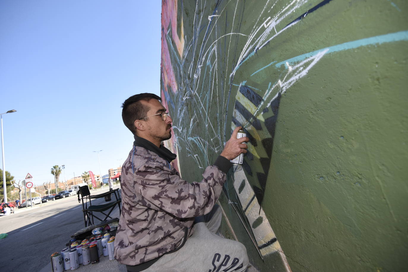 Multitud de vecinos y aficionados arropan a los raperos, grafiteros y bailarines de breakdance que ayer se reunieron en la Colonia de San Esteban, de Murcia