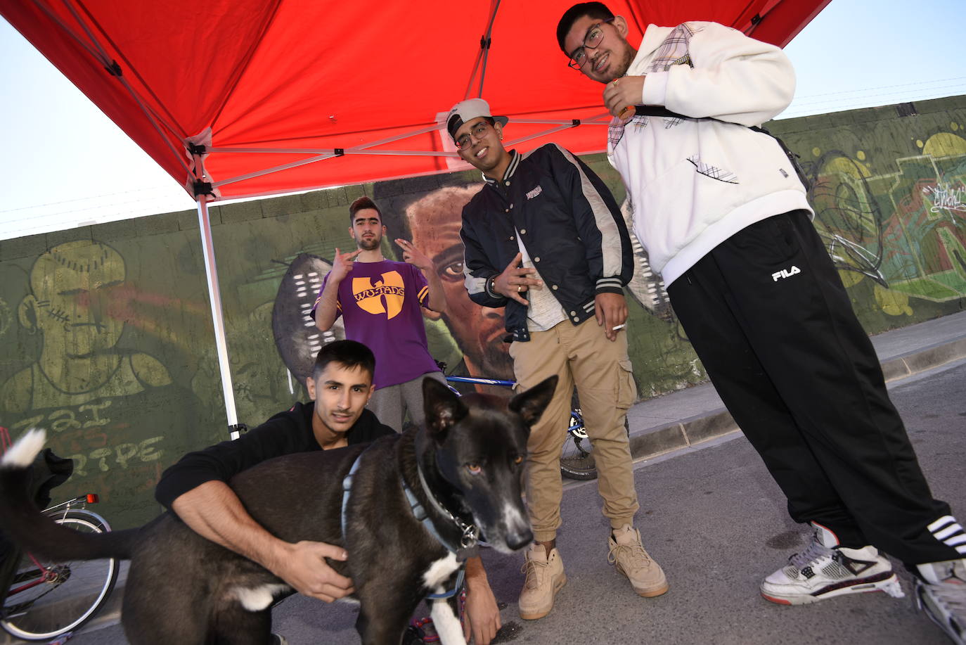 Multitud de vecinos y aficionados arropan a los raperos, grafiteros y bailarines de breakdance que ayer se reunieron en la Colonia de San Esteban, de Murcia