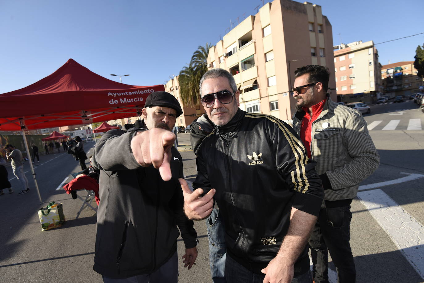 Multitud de vecinos y aficionados arropan a los raperos, grafiteros y bailarines de breakdance que ayer se reunieron en la Colonia de San Esteban, de Murcia