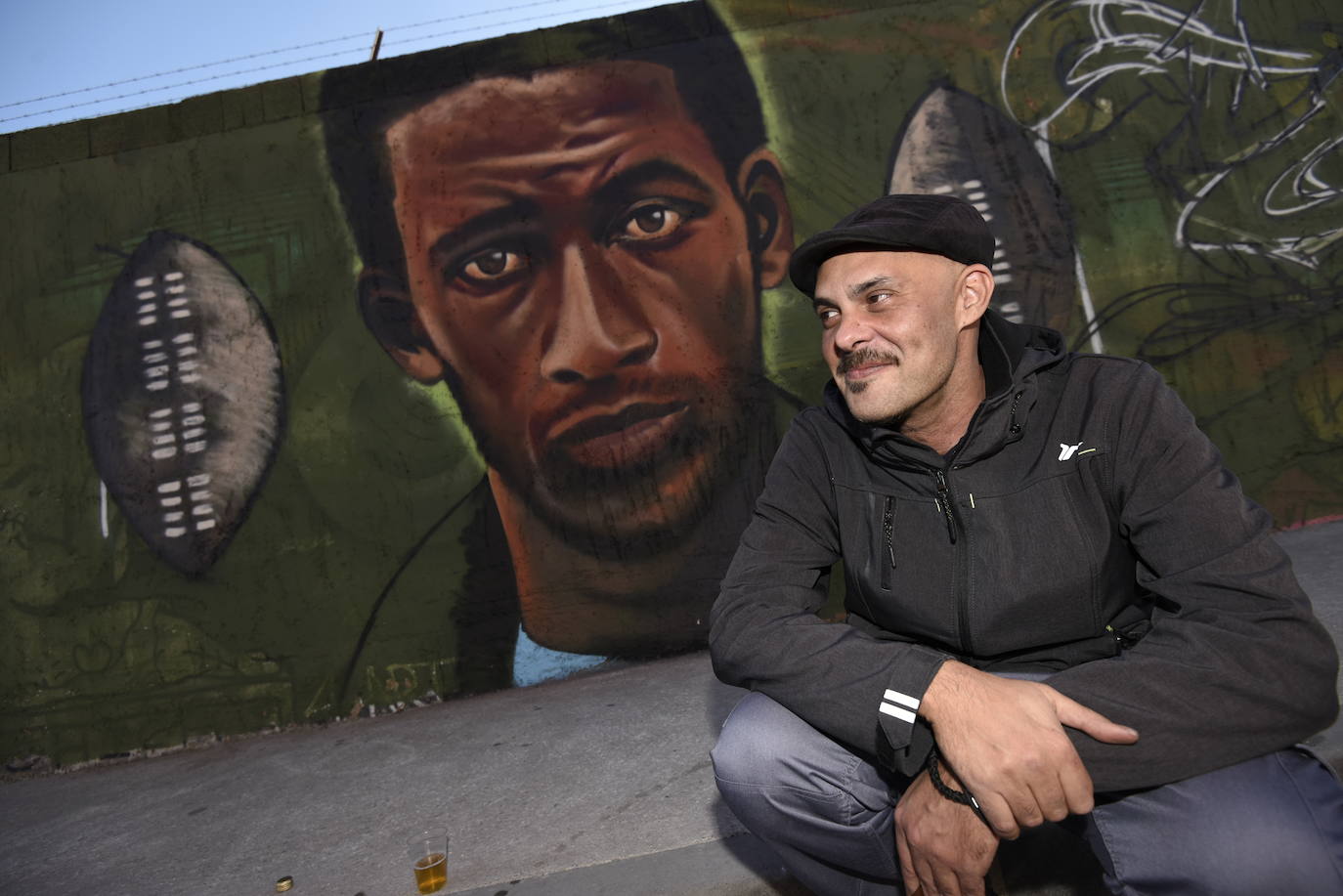 Multitud de vecinos y aficionados arropan a los raperos, grafiteros y bailarines de breakdance que ayer se reunieron en la Colonia de San Esteban, de Murcia