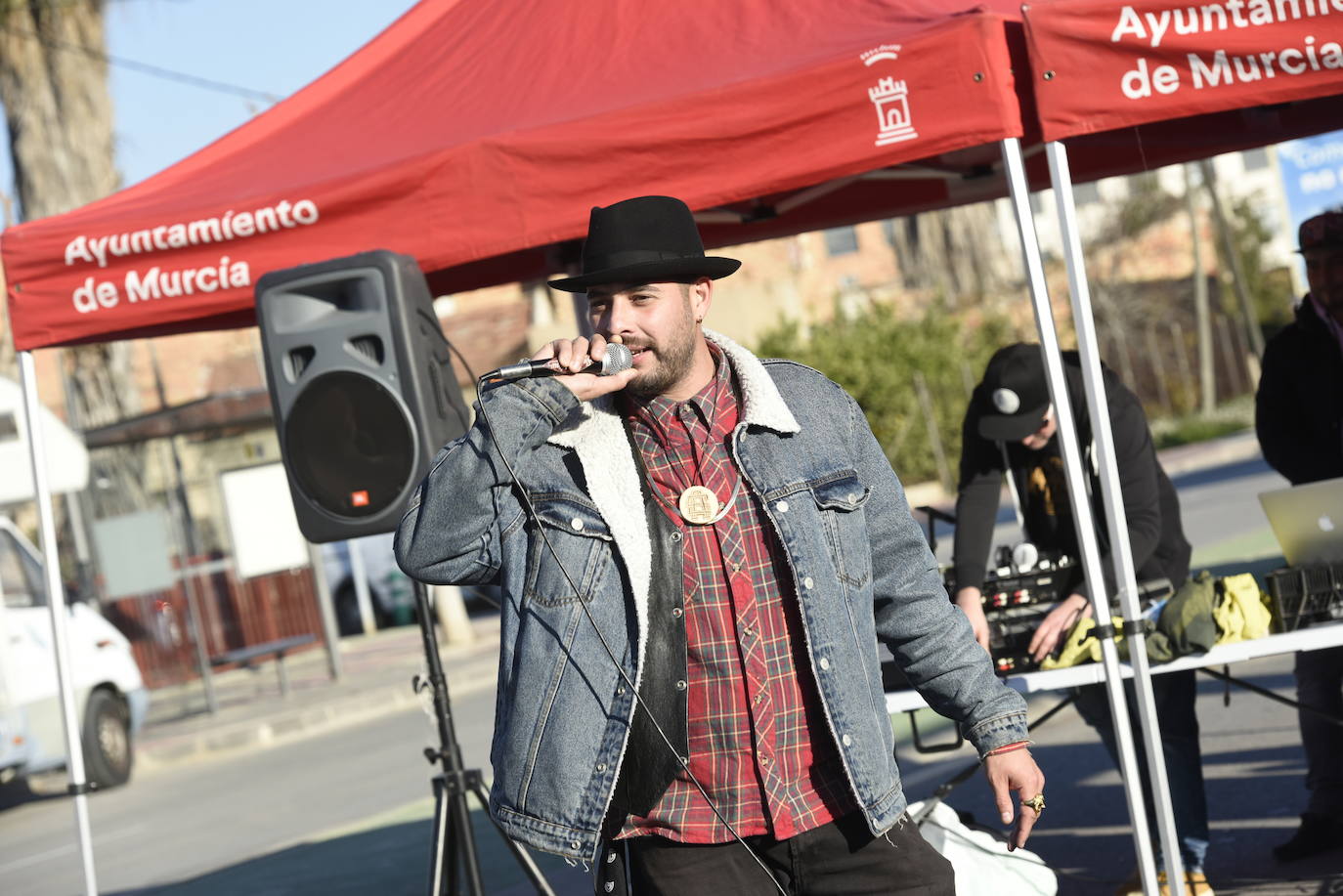 Multitud de vecinos y aficionados arropan a los raperos, grafiteros y bailarines de breakdance que ayer se reunieron en la Colonia de San Esteban, de Murcia