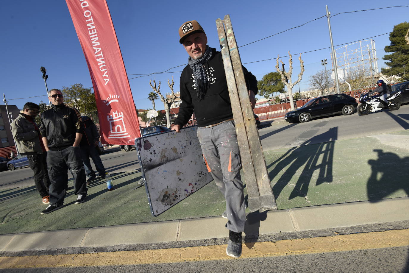 Multitud de vecinos y aficionados arropan a los raperos, grafiteros y bailarines de breakdance que ayer se reunieron en la Colonia de San Esteban, de Murcia