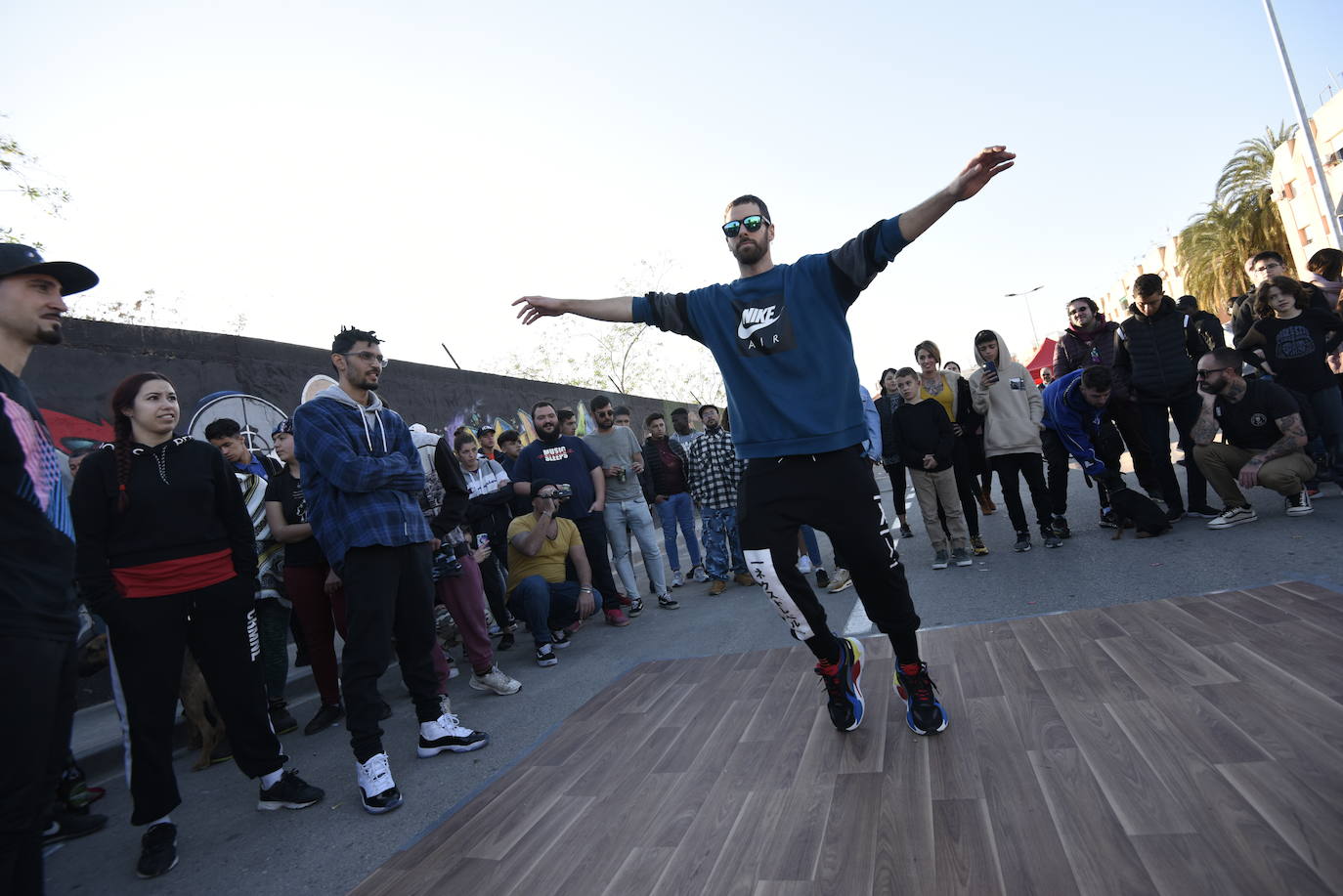 Multitud de vecinos y aficionados arropan a los raperos, grafiteros y bailarines de breakdance que ayer se reunieron en la Colonia de San Esteban, de Murcia