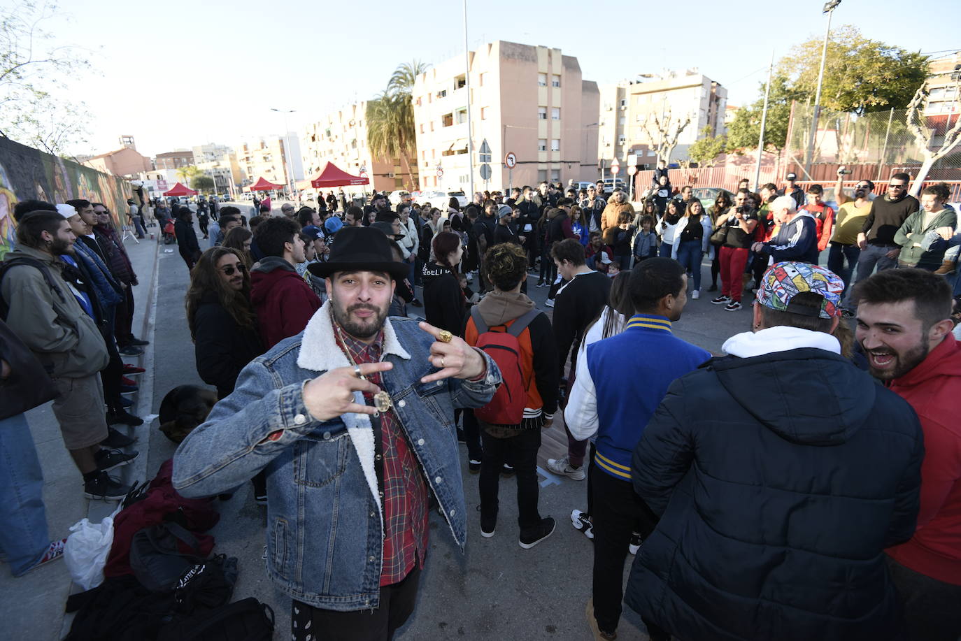 Multitud de vecinos y aficionados arropan a los raperos, grafiteros y bailarines de breakdance que ayer se reunieron en la Colonia de San Esteban, de Murcia