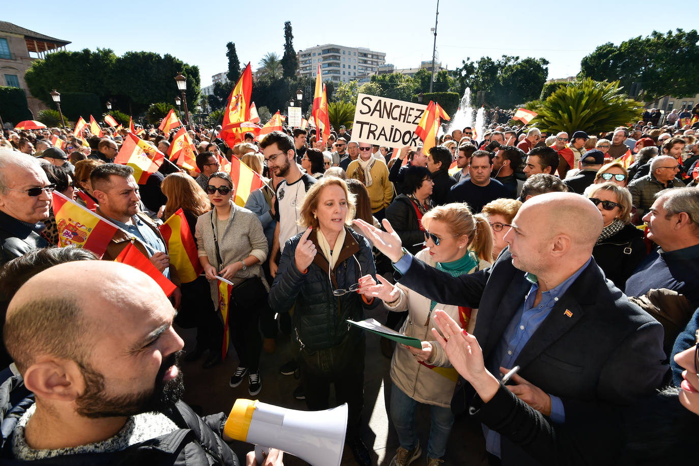 «En España cabemos todos, menos los que quieren romper la unidad nacional», proclamó la diputada Lourdes Méndez