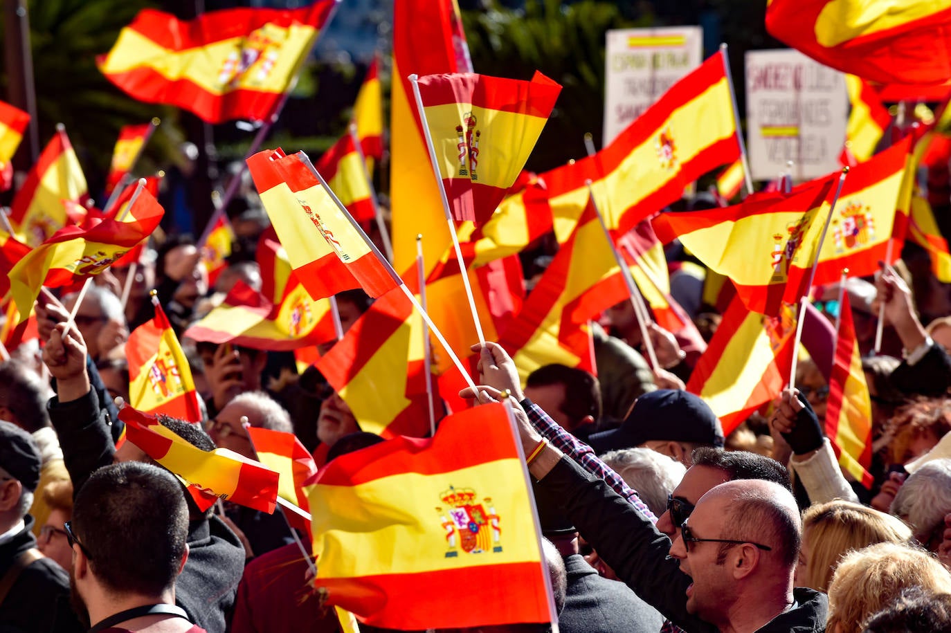 «En España cabemos todos, menos los que quieren romper la unidad nacional», proclamó la diputada Lourdes Méndez