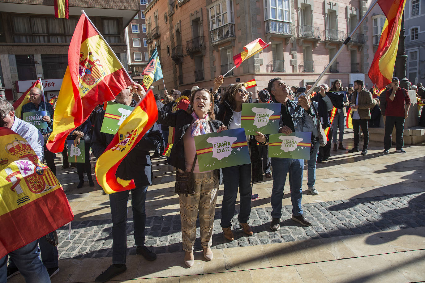 Vox congregó a cientos de personas que se manifestaron por la defensa de la unidad de España en la ciudad portuaria