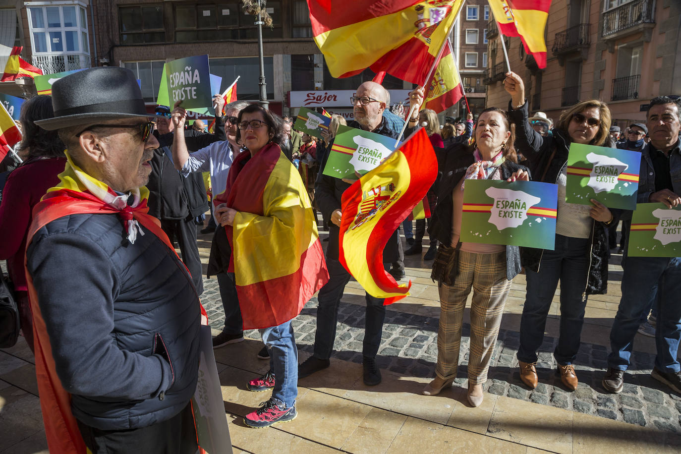 Vox congregó a cientos de personas que se manifestaron por la defensa de la unidad de España en la ciudad portuaria